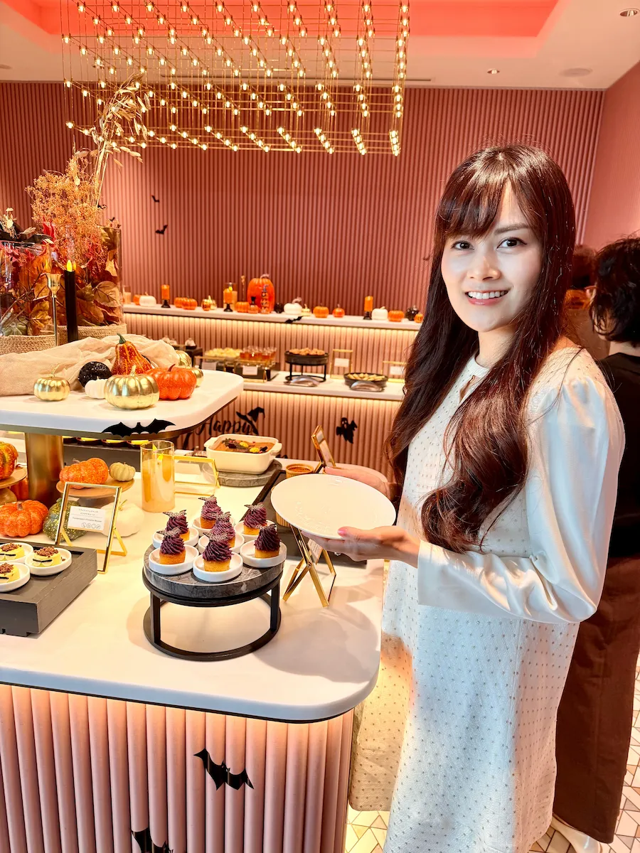 ウェスティン横浜ハロウィンスイーツビュッフェのピンクのビュッフェ台とmegumi