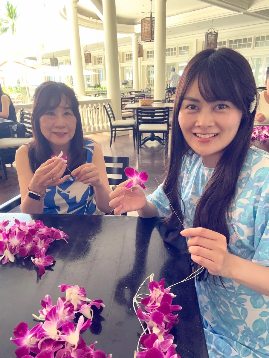 モアナサーフライダーでレイ作り