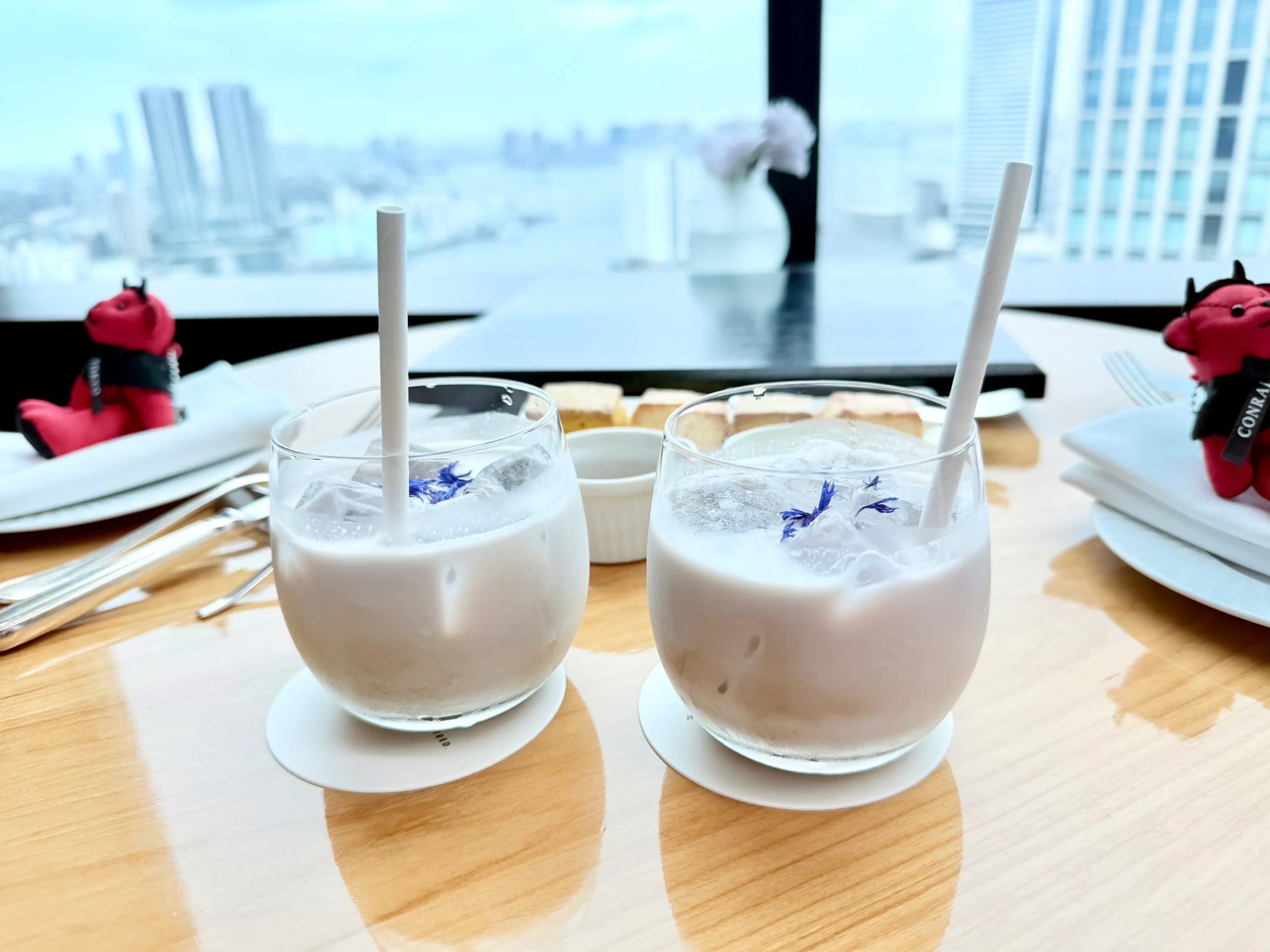 コンラッド東京 アート・オブ・オータム・アフタヌーンティー ウェルカムドリンク ウベほうじ茶ラテ