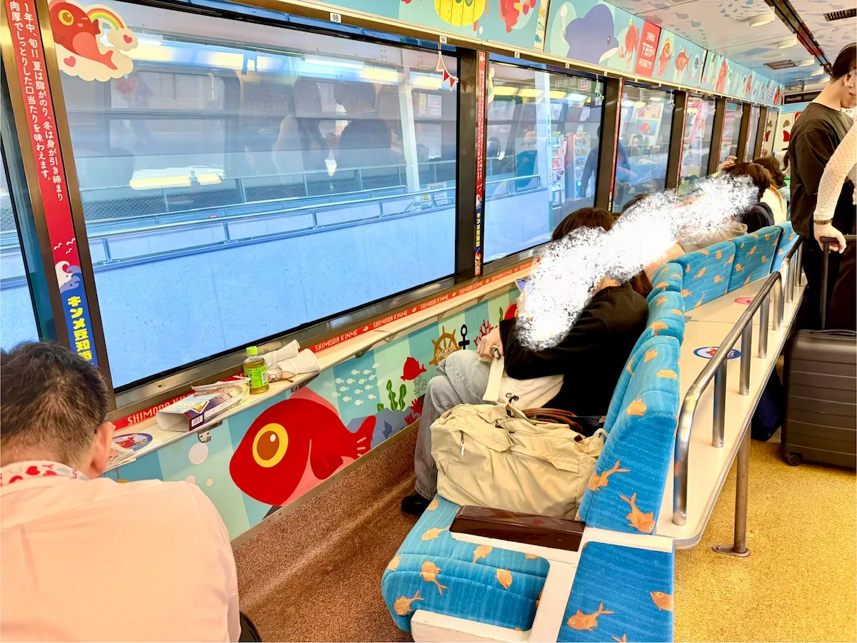 海の生き物が描かれた車内と窓向きの座席