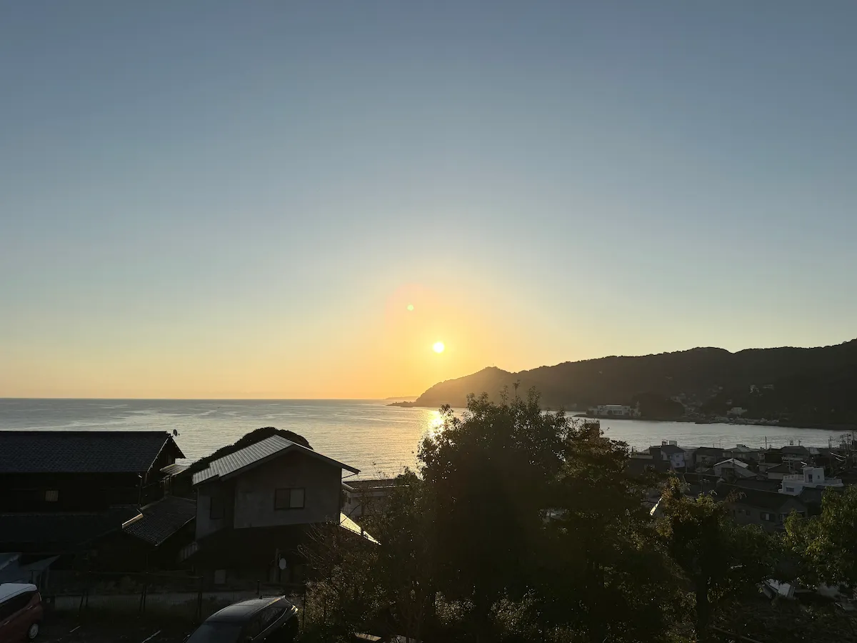 客室のベランダから眺めた朝日