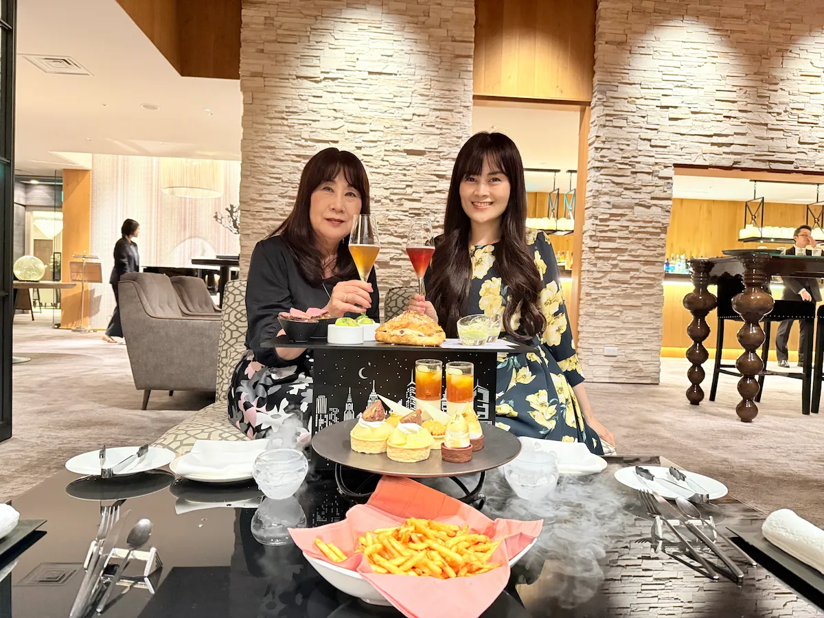 ザ ストリングス 表参道タイムネスト バーラウンジ「サロン・ド・シアター アフタヌーンティー」母娘で乾杯