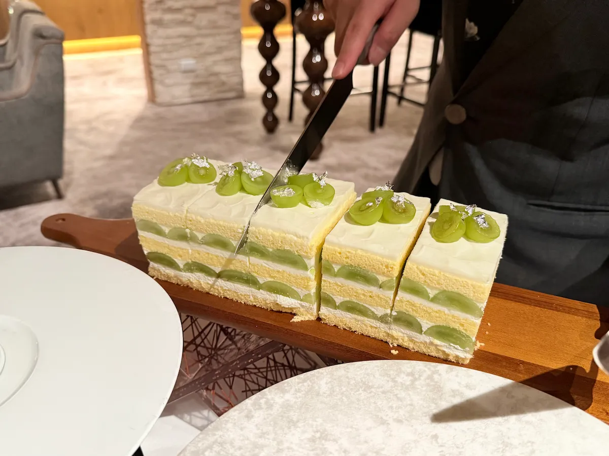 ショートケーキをカットする様子