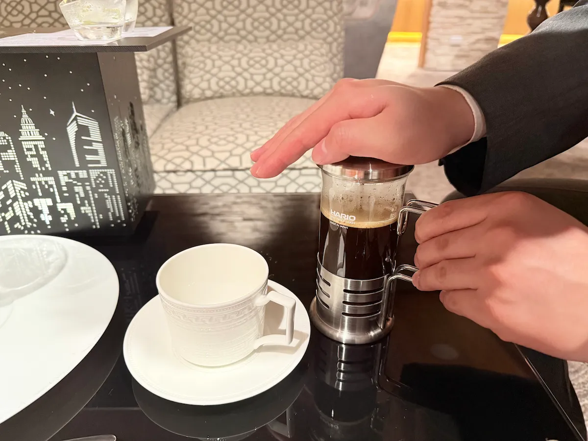 フレンチプレスでコーヒーを抽出