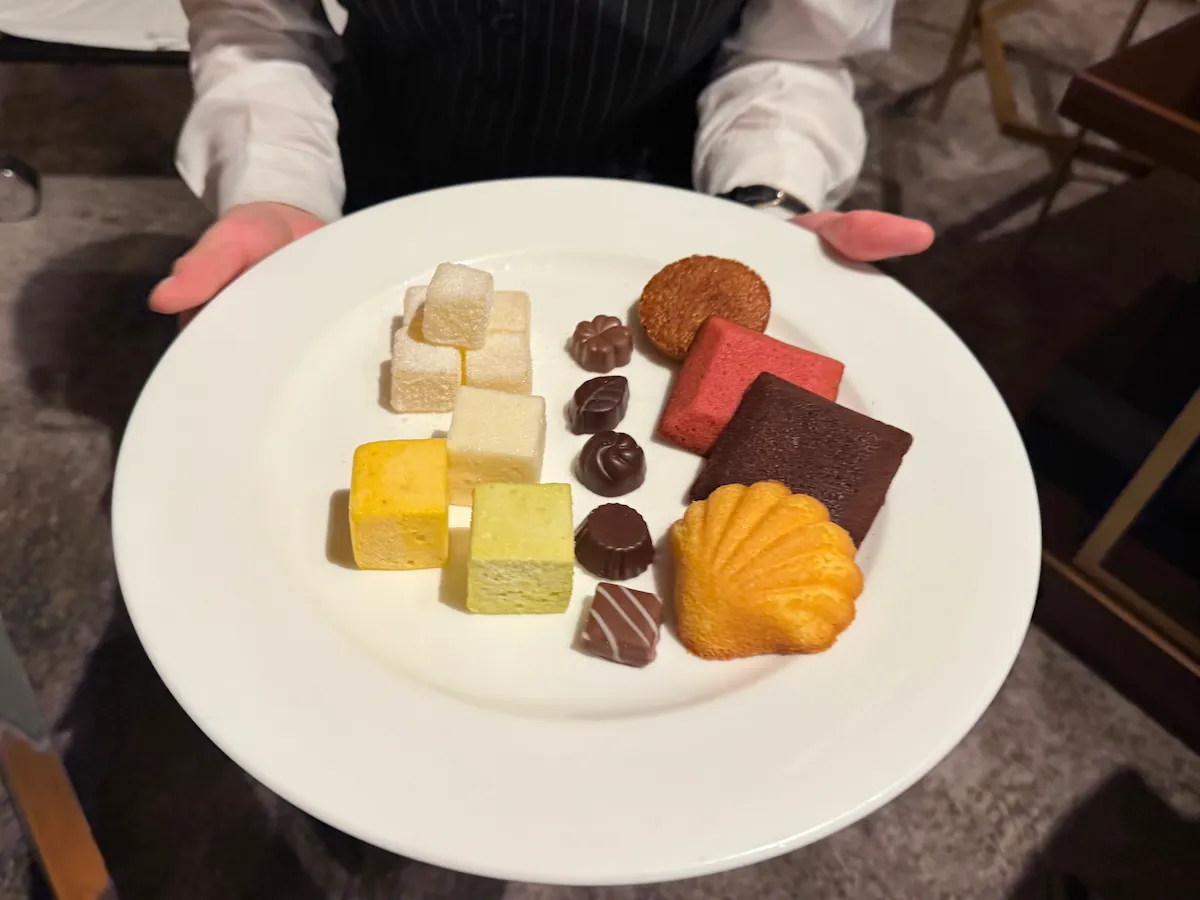 ワゴンに並ぶプティフールとスイーツ