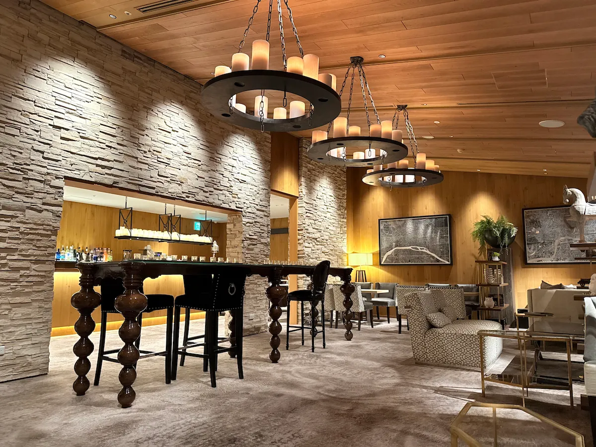 TIME NEST BAR LOUNGEシャンデリアとバーカウンター