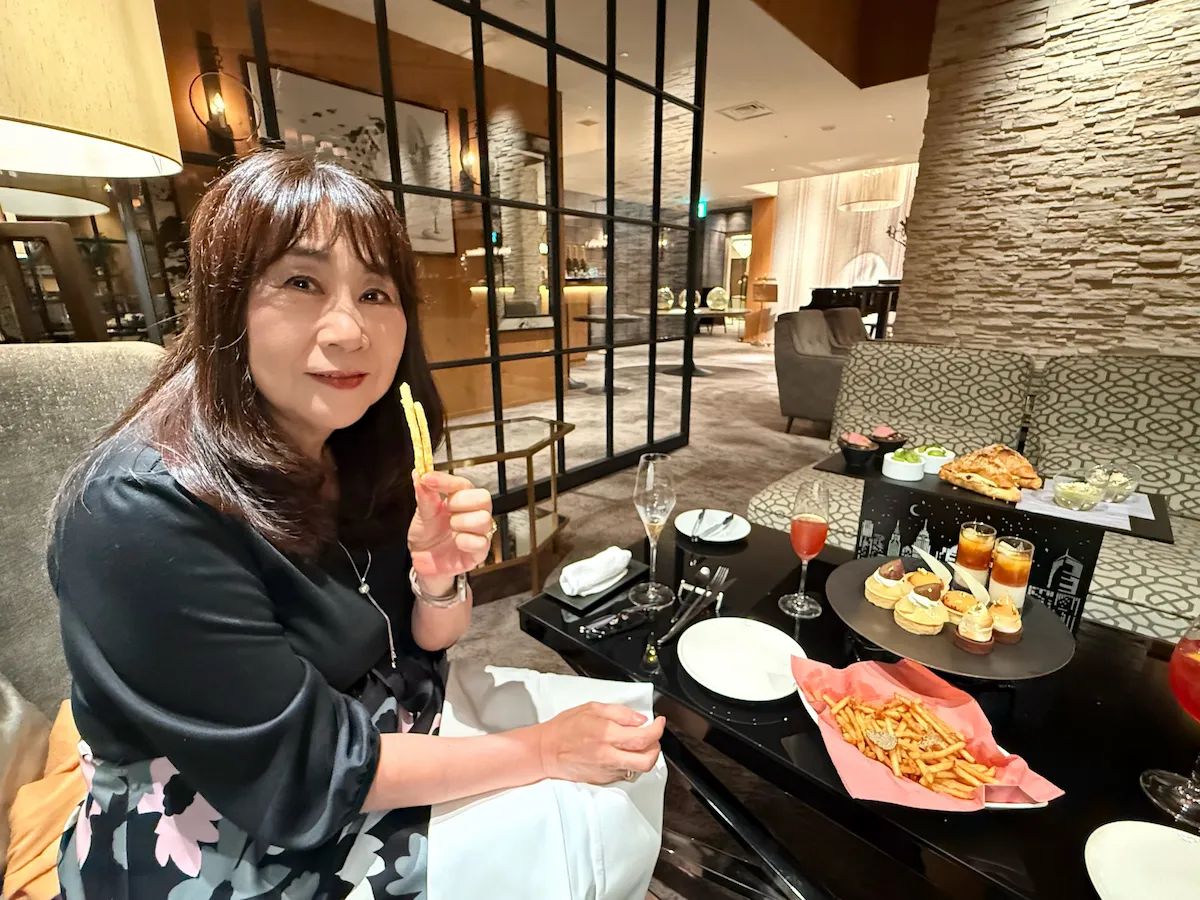 フレンチフライを楽しむままリン編集長