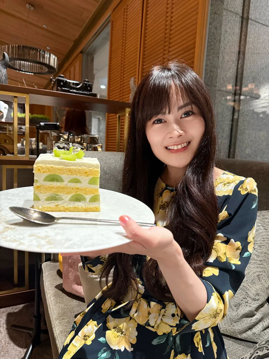 シャインマスカットのショートケーキを持つmegumi