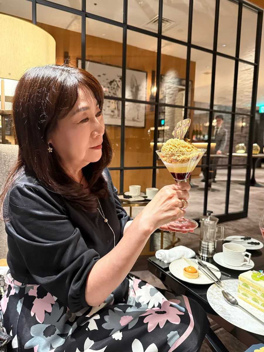 モンブランパフェを楽しむままリン編集長